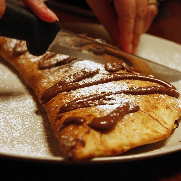 Calzone, Italy: Món ăn xuất phát từ vùng Campania, là một phiên bản khác của bánh pizza.